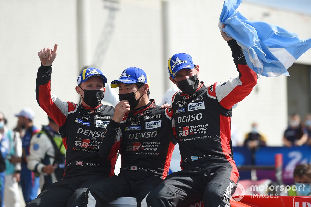 Ganadores Mike Conway, Kamui Kobayashi, José María López, #7 Toyota Gazoo Racing Toyota GR010 - Hybrid Hypercar celebran