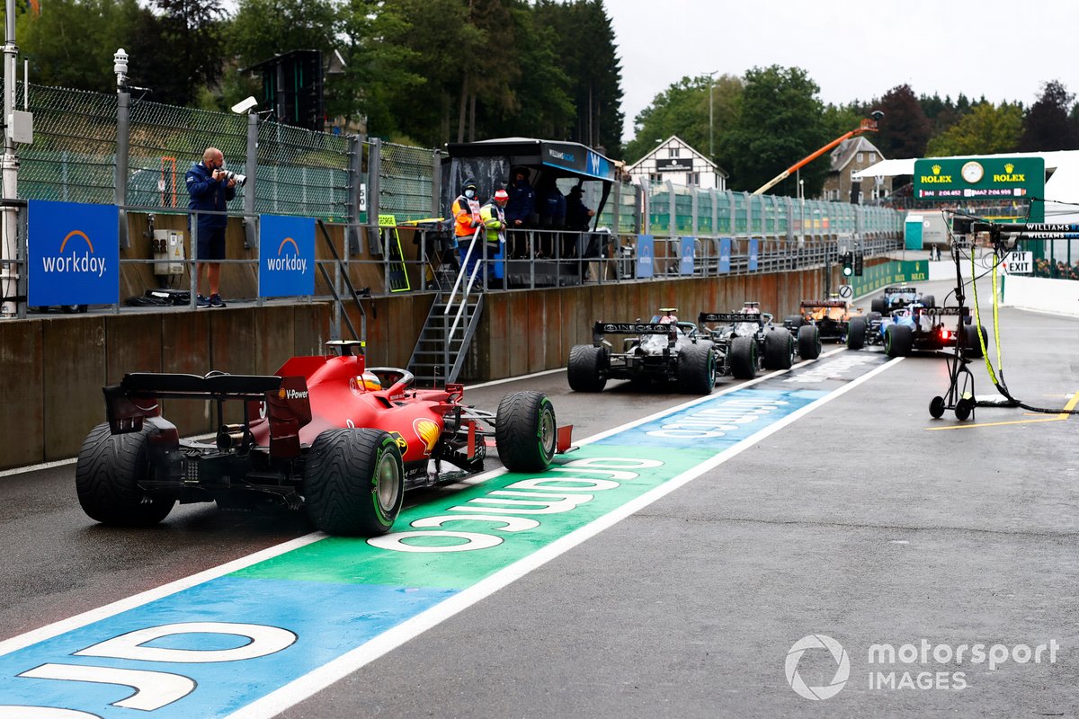 Lewis Hamilton, Mercedes W12, Valtteri Bottas, Mercedes W12, e Carlos Sainz Jr., Ferrari SF21, in pitlane