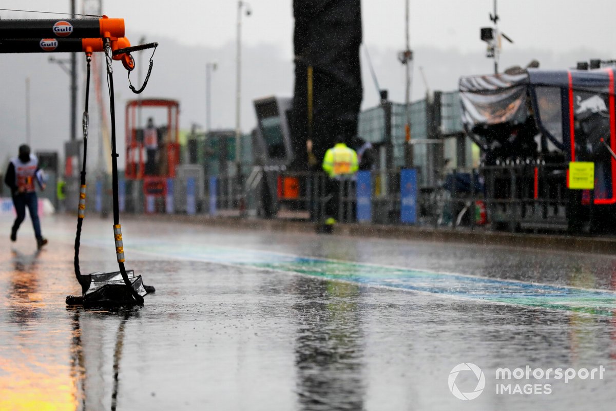 La pioggia in pit lane