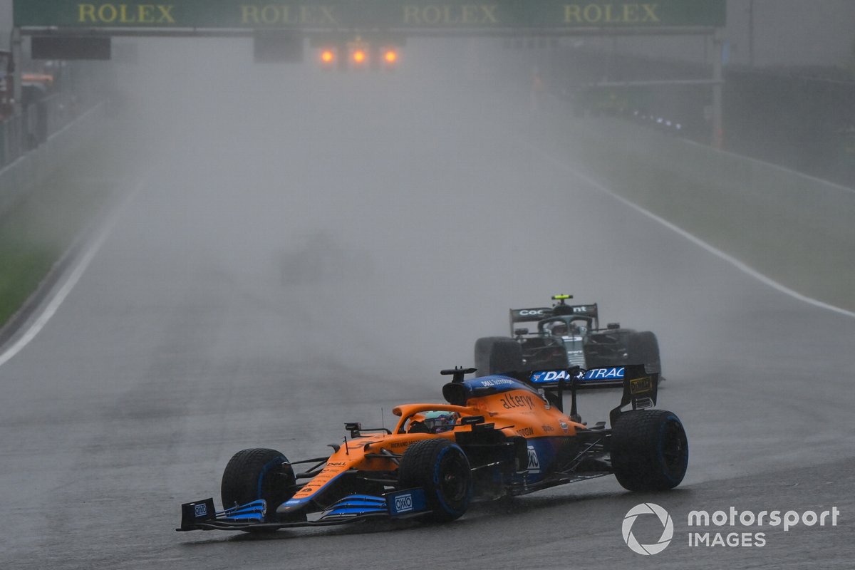 Daniel Ricciardo, McLaren MCL35M, Sebastian Vettel, Aston Martin AMR21