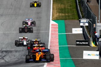 Lando Norris, McLaren MCL34, voor Sebastian Vettel, Ferrari SF90, Max Verstappen, Red Bull Racing RB15, Pierre Gasly, Red Bull Racing RB15, en Antonio Giovinazzi, Alfa Romeo Racing C38