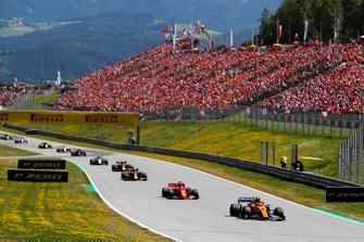 Lando Norris, McLaren MCL34, voor Sebastian Vettel, Ferrari SF90, Max Verstappen, Red Bull Racing RB15, en Pierre Gasly, Red Bull Racing RB15