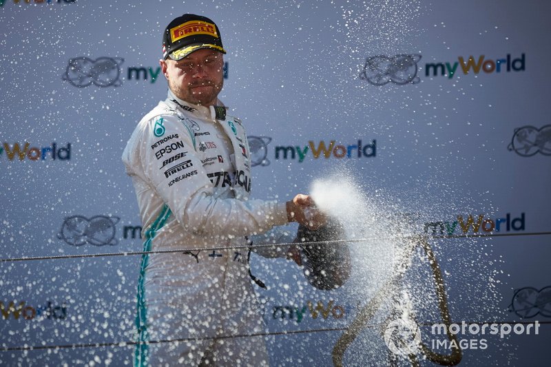 Valtteri Bottas, Mercedes AMG F1, terza posizione, spruzza Champagne sul podio