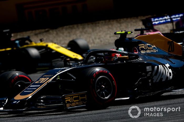 Kevin Magnussen, Haas F1 Team VF-19, precede Lance Stroll, Racing Point RP19, e Daniel Ricciardo, Renault F1 Team R.S.19