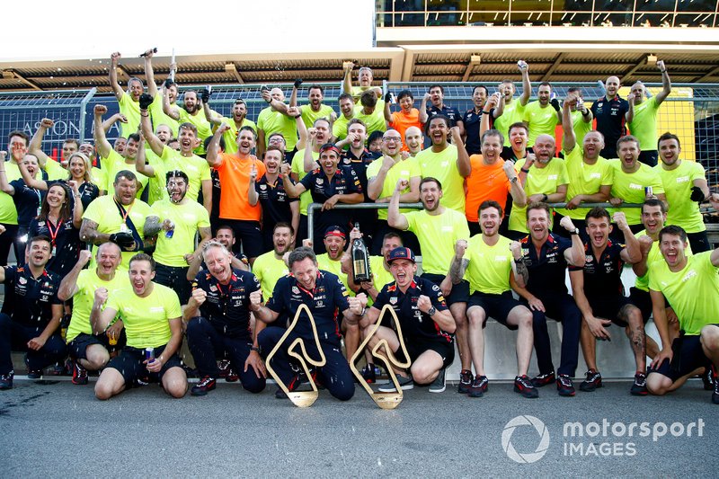 Christian Horner e Max Verstappen, Red Bull Racing festeggiano con il team