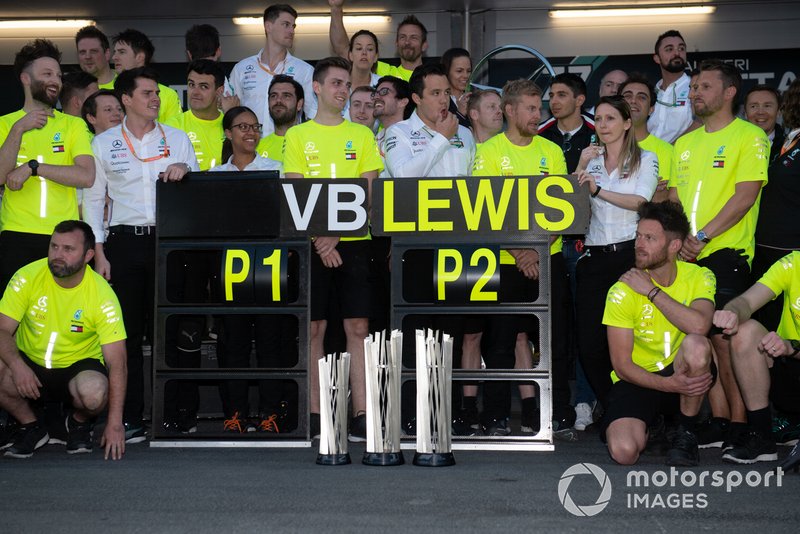Il team Mercedes festeggia un weekend perfetto