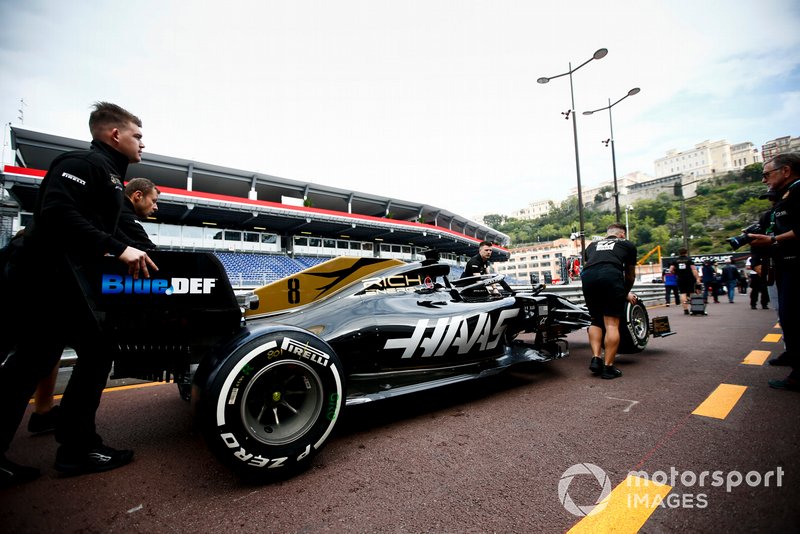 Coche de Romain Grosjean, Haas F1 Team VF-19 siendo empujado por el pit lane por mecánicos de Haas F1