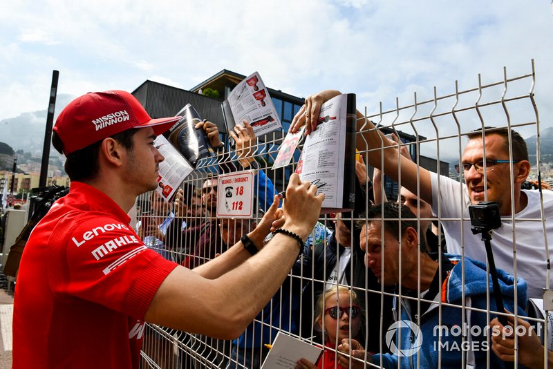 Charles Leclerc, Ferrari firma un autografo ad un fan