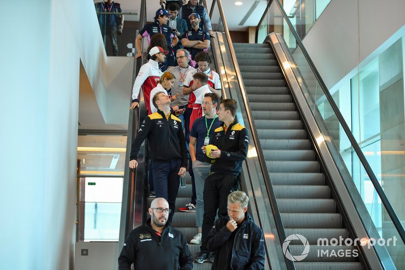 Kevin Magnussen, Haas F1, Nico Hulkenberg, Renault F1 Team, Antonio Giovinazzi, Alfa Romeo Racing and Lance Stroll, Racing Point RP19 en una escalera mecánica.