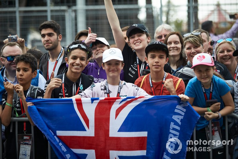 Un aficionado de Mercedes tiene una bandera de la Unión