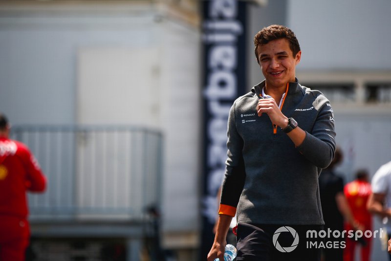 Lando Norris, McLaren nel paddock