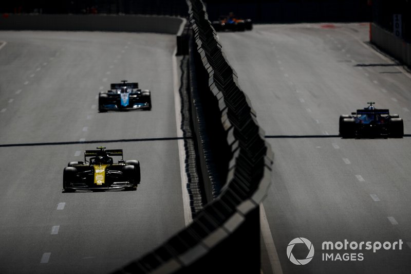 Nico Hulkenberg, Renault R.S. 19, precede George Russell, Williams Racing FW42