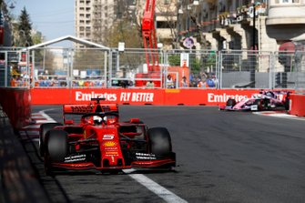 Sebastian Vettel, Ferrari SF90, en Sergio Perez, Racing Point RP19