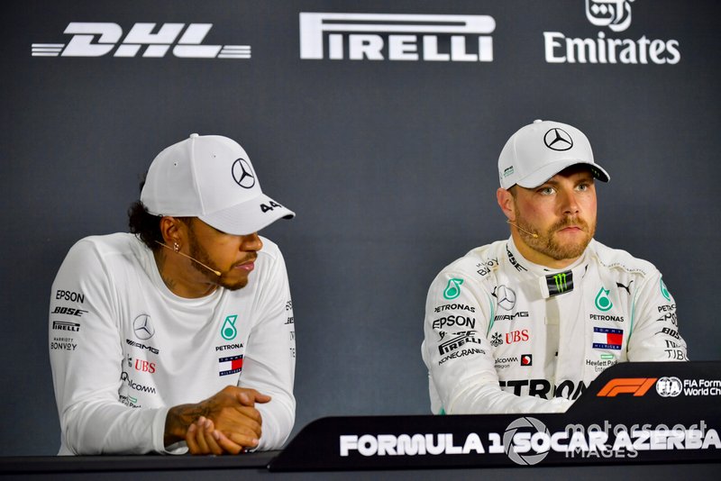 Los primeros clasificados, Lewis Hamilton, Mercedes AMG F1, y el poleman Valtteri Bottas, Mercedes AMG F1, en la rueda de prensa posterior a la calificación.