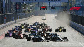 Start: Lewis Hamilton, Valtteri Bottas, Mercedes AMG F1 aan de leiding