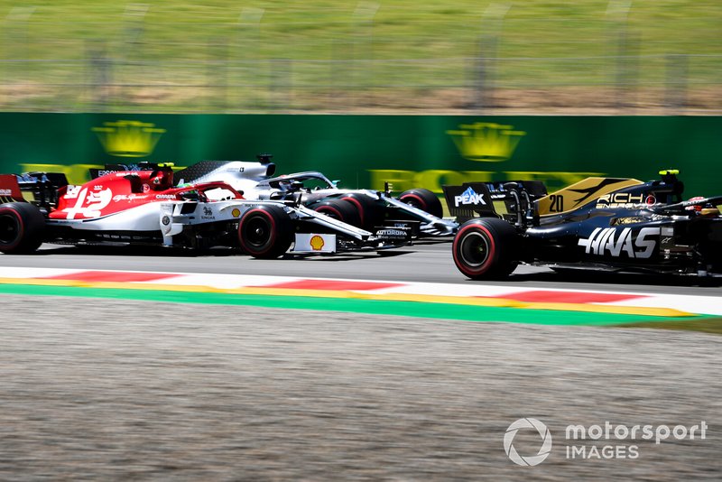 Kevin Magnussen, Haas F1 Team VF-19, leads Antonio Giovinazzi, Alfa Romeo Racing C38, and Lewis Hamilton, Mercedes AMG F1 W10