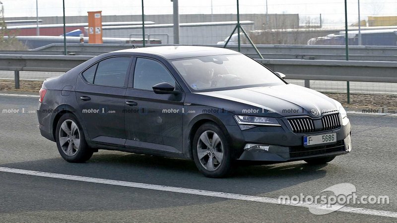 Шпигунське фото оновленого Skoda Superb 2019 року