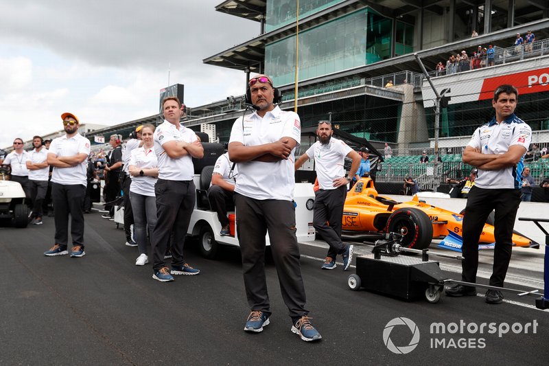 Fernando Alonso, McLaren Racing Chevrolet membro del team guarda in alto mentre Kyle Kaiser urta Fernando Alonso, McLaren Racing Chevrolet