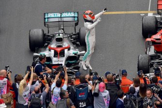 Lewis Hamilton, Mercedes AMG F1, 1e plaats, viert feest in Parc Ferme