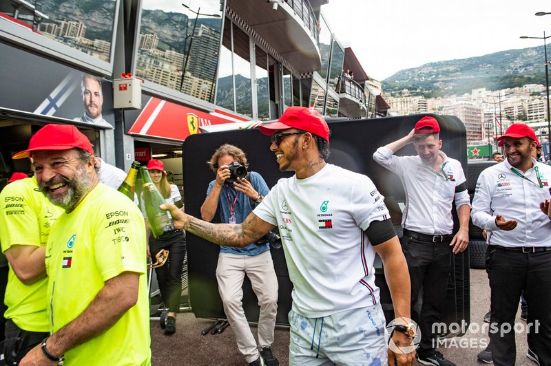 Lewis Hamilton, Mercedes AMG F1, 1st position, celebrates with his team