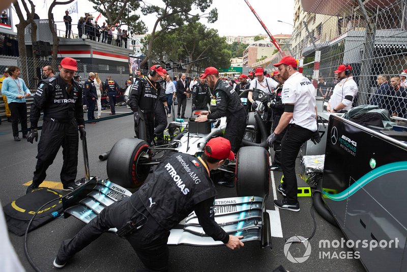 Mechanics prepare the car of Valtteri Bottas, Mercedes AMG W10, on the grid