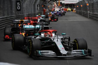 Lewis Hamilton, Mercedes AMG F1 W10, voor Max Verstappen, Red Bull Racing RB15, Sebastian Vettel, Ferrari SF90, Valtteri Bottas, Mercedes AMG W10, en de rest van het veld