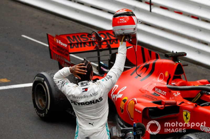 Lewis Hamilton, Mercedes AMG F1, 1° classificato, solleva il casco in tributo di Niki Lauda
