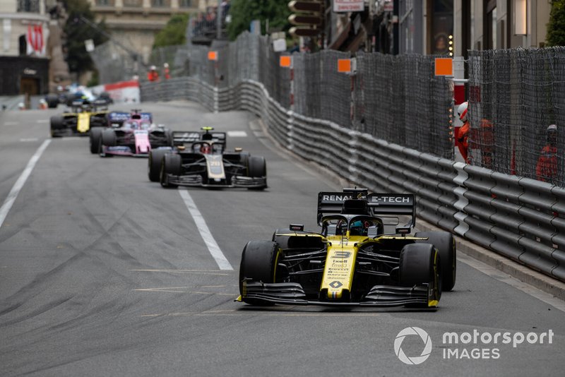 Daniel Ricciardo, Renault R.S.19, precede Kevin Magnussen, Haas F1 Team VF-19