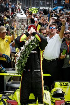 Simon Pagenaud, Team Penske Chevrolet, Victory Lane