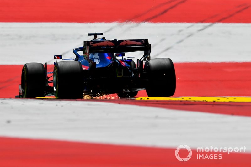15: Daniil Kvyat, Toro Rosso STR14, 1'05.324