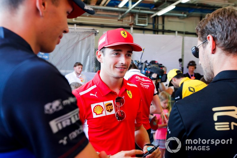 Charles Leclerc, Ferrari, parlant à Romain Grosjean, Haas F1