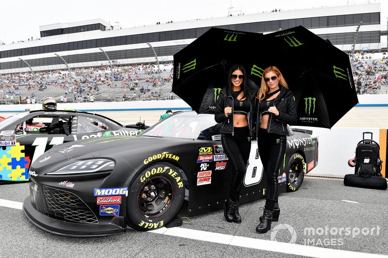 Девушки Monster и автомобиль Toyota Supra Monster Energy Рили Хербста