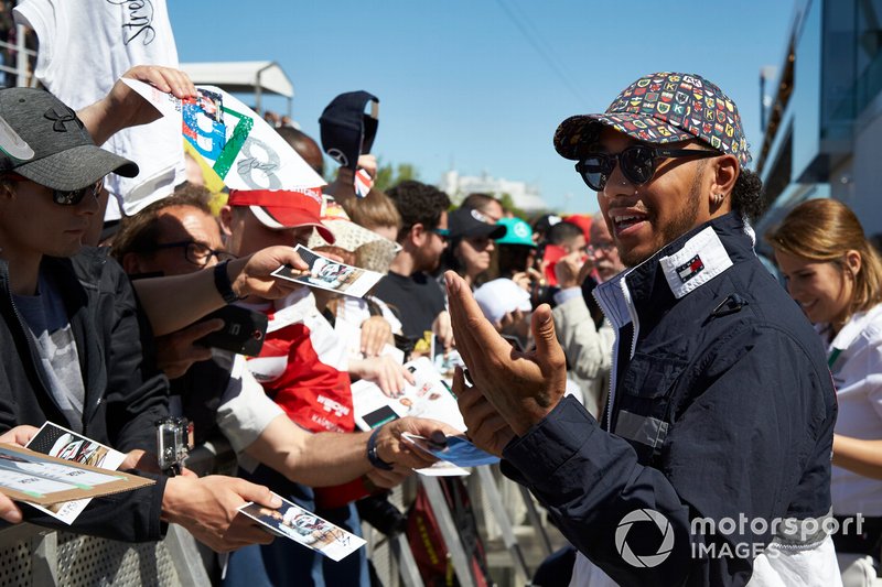 Lewis Hamilton, Mercedes AMG F1 signs a autograph for a fan