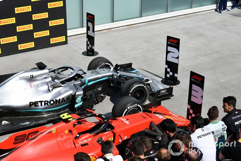 Parc Ferme: 2. Sebastian Vettel, Ferrari, Yarış galibi Lewis Hamilton, Mercedes AMG F1, 3. Charles Leclerc, Ferrari