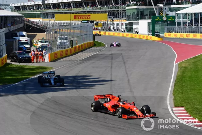Sebastian Vettel, Ferrari SF90, lidera por delante de Lewis Hamilton, Mercedes AMG F1 W10