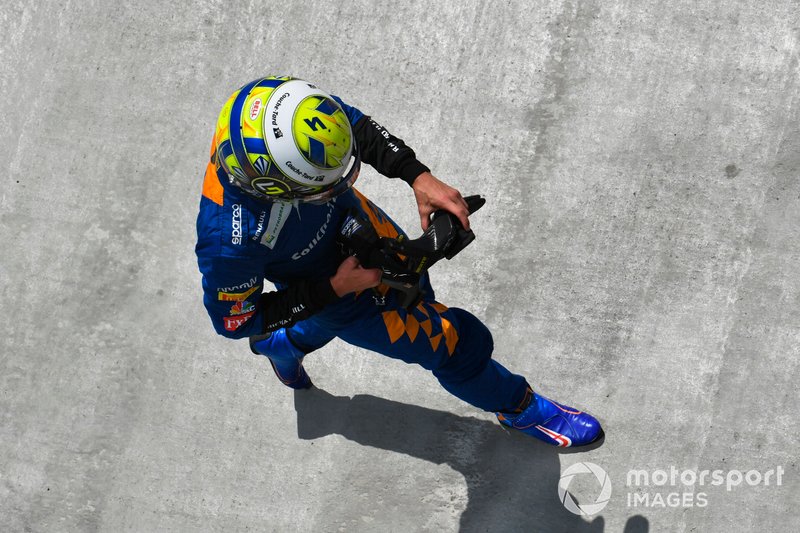 Lando Norris, McLaren, torna in garage dopo aver finito la sua gara con un insuccesso