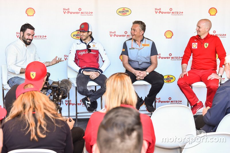 Antonio Giovinazzi, Alfa Romeo Racing, Mario Isola, Pirelli