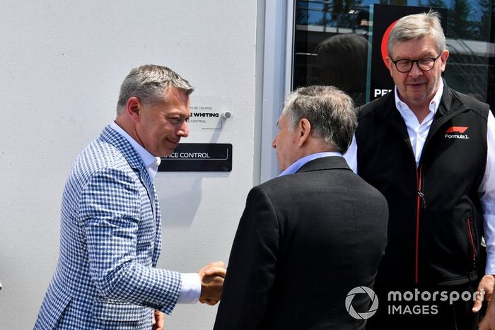 Francois Dumontier, Presidente y Director General del Gran Premio de Canadá, Jean Todt, Presidente de la FIA, y Ross Brawn, Director General de Motorsports, FOM, revelan una placa que dedica un nuevo edificio de Race Control al fallecido Charlie Whiting, ex Director de Carrera de la FIA