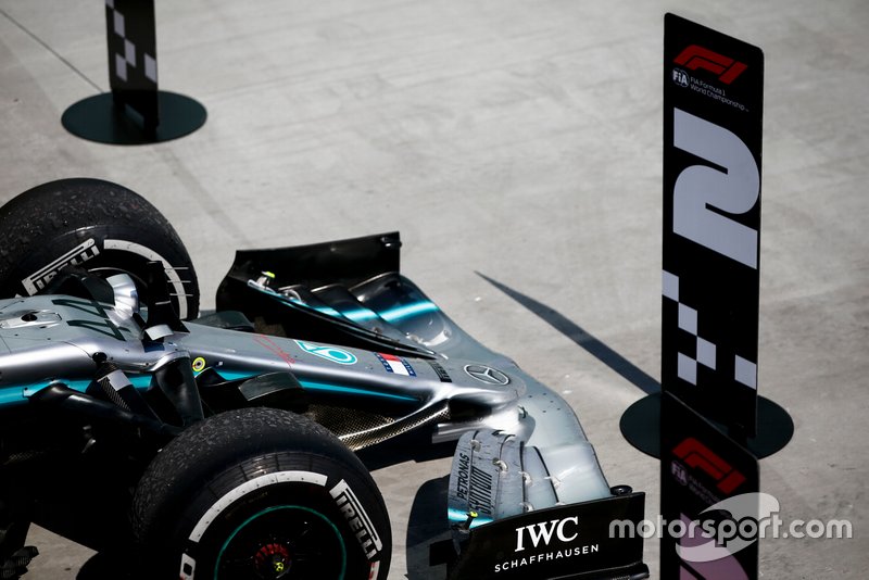 Carro de Hamilton com a placa de 2º colocado