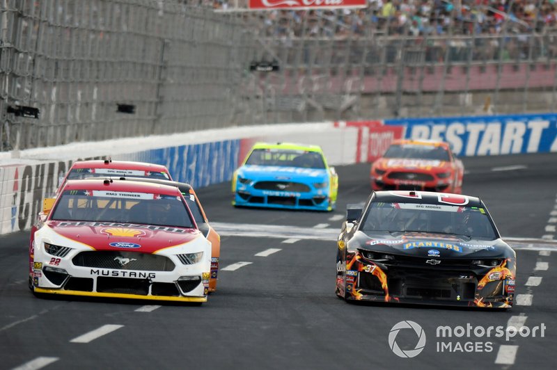 Joey Logano, Team Penske, Ford Mustang Shell Pennzoil, Chris Buescher, JTG Daugherty Racing, Chevrolet Camaro Kroger Thrill of the Grill