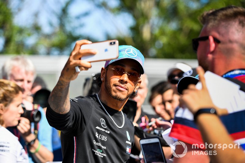 Lewis Hamilton, Mercedes AMG F1 poses for a selfie with a fan