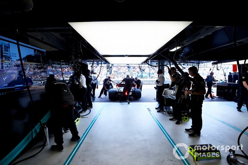 Lewis Hamilton, Mercedes AMG F1 W10, viene riportato nel garage
