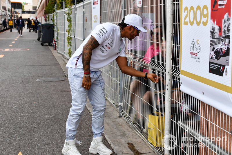 Lewis Hamilton, Mercedes AMG F1, firma autografi ai tifosi