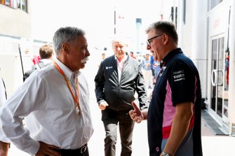 Chase Carey, CEO, Formula 1, ve Otmar Szafnauer, CEO, Racing Point