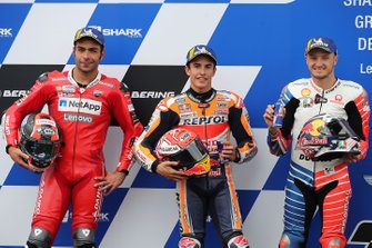 Le poleman Marc Marquez, Repsol Honda Team, le deuxième, Danilo Petrucci, Ducati Team, le troisième, Jack Miller, Pramac Racing