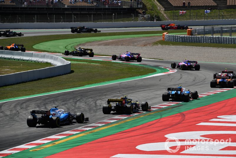 Robert Kubica, Williams FW42, leads Nico Hulkenberg, Renault R.S. 19, and George Russell, Williams Racing FW42
