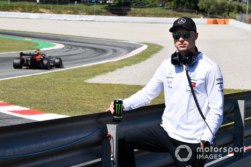 Nikita Mazepin, Mercedes AMG, observe les F1 en piste