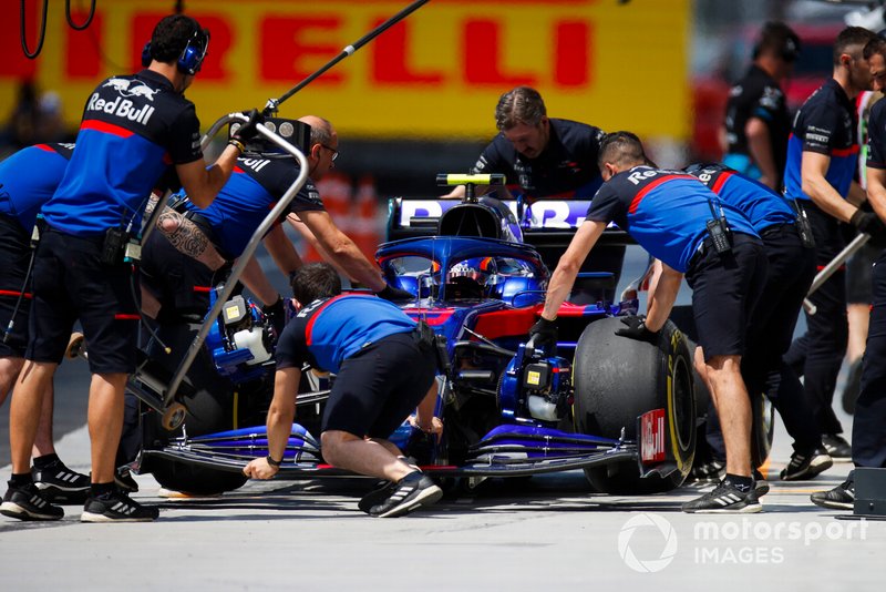 Alexander Albon, Toro Rosso STR14, in the pits during practice