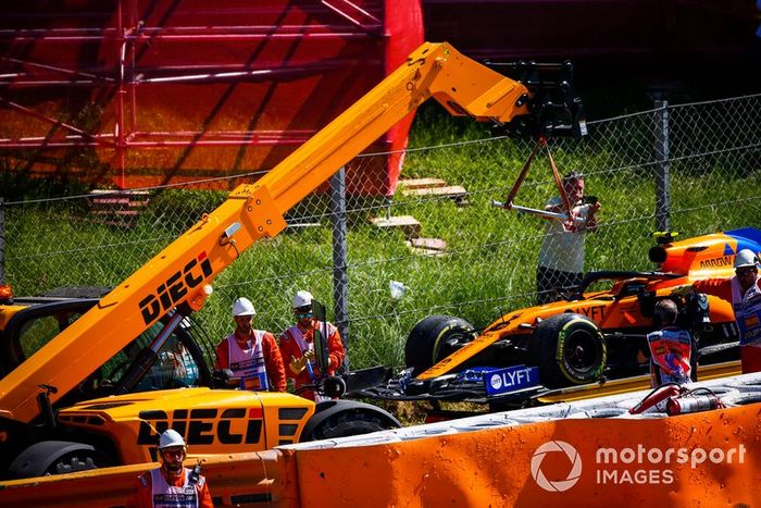 Coche de Lando Norris, McLaren MCL34 siendo cargado en la parte trasera de de una grúa