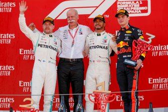 Valtteri Bottas, Mercedes AMG F1, Dr Dieter Zetsche, CEO, Mercedes Benz, Race Winner Lewis Hamilton, Mercedes AMG F1, Max Verstappen, Red Bull Racing op het podium met de trofee